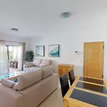 Daire Amazing 2 Bedroom Near With Pool