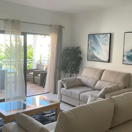 Amazing 2 Bedroom Near With Pool