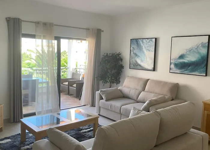 Amazing 2 Bedroom Near With Pool
