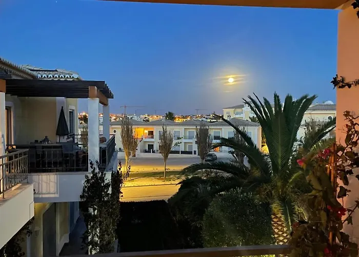 Amazing 2 Bedroom Near With Pool Apartment