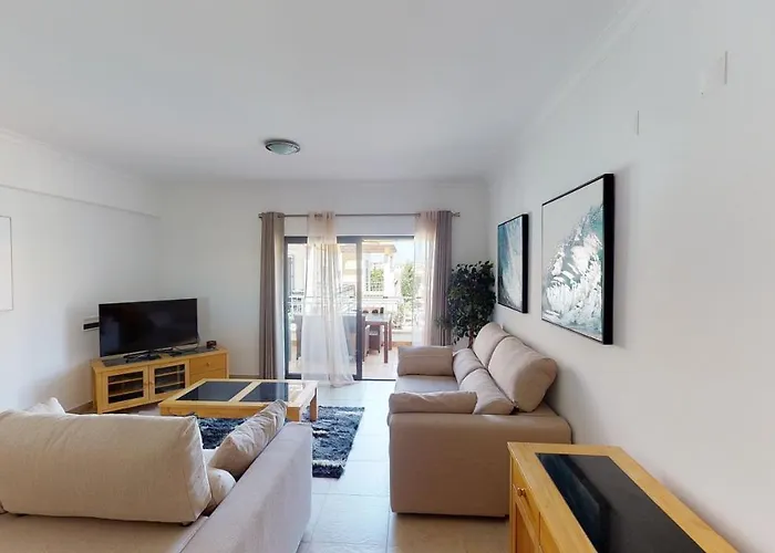 Amazing 2 Bedroom Near With Pool Apartment *