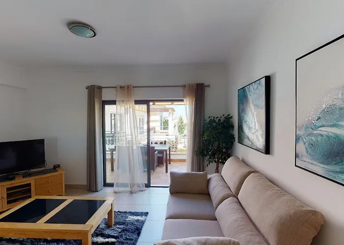Amazing 2 Bedroom Near With Pool