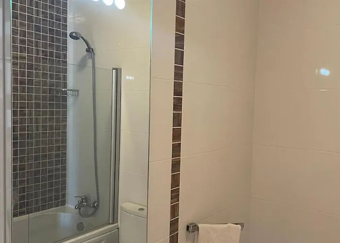 Amazing 2 Bedroom Near With Pool * Lagos