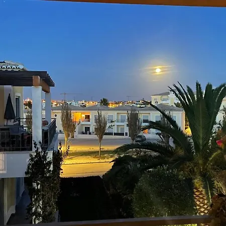 Amazing 2 Bedroom Near With Pool Appartement