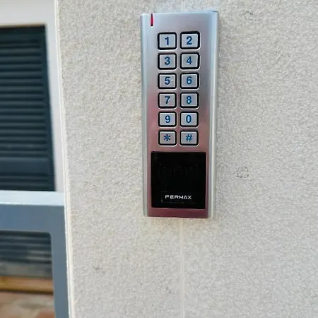 아파트 Amazing 2 Bedroom Near With Pool