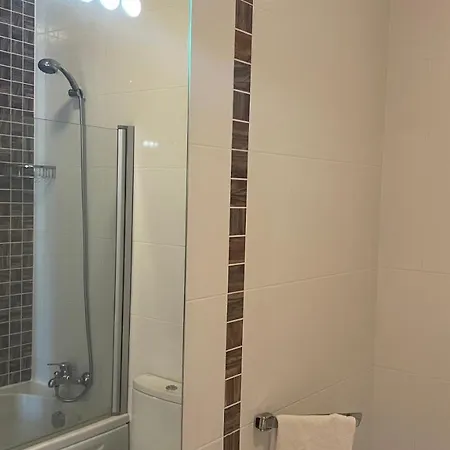 Amazing 2 Bedroom Near With Pool * Lagos