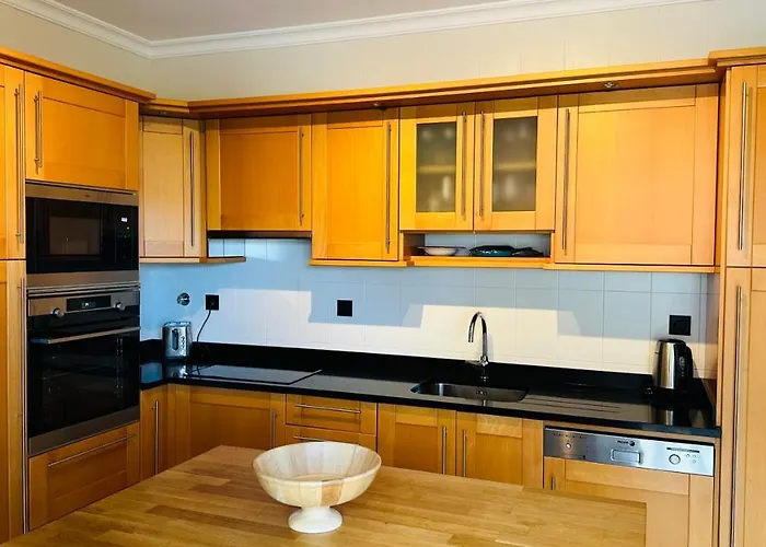 Apartment Amazing 2 Bedroom Near With Pool *